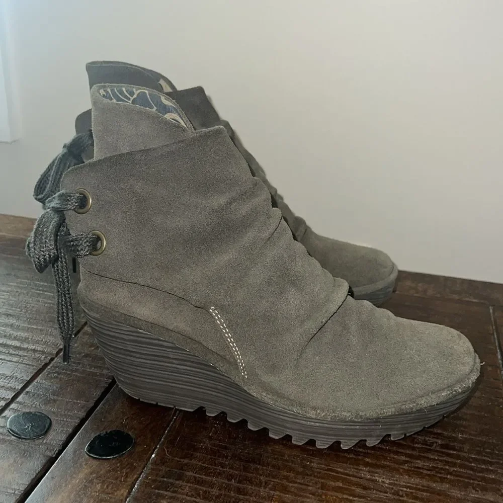 Fly London Women 38 US 7.5-8 Yama Wedge Platform Bootie Green Suede Lace Up Boot